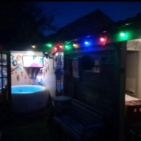 Chalet With Hot Tub Room Clanfield  Exterior photo