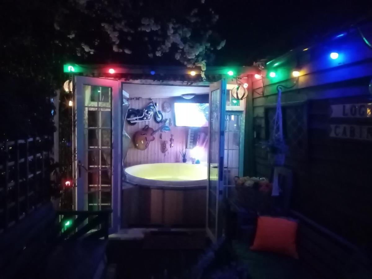 With Hot Tub Apartment